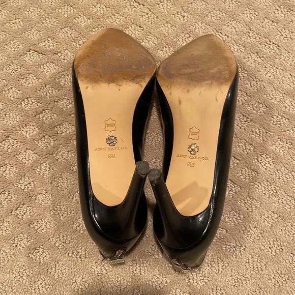 Ann Taylor black pumps - Picture 5 of 5